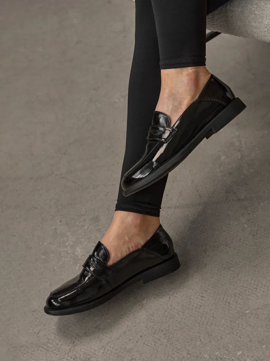 Туфли на низком каблуке кожаные весенние лоферы CV091-010B