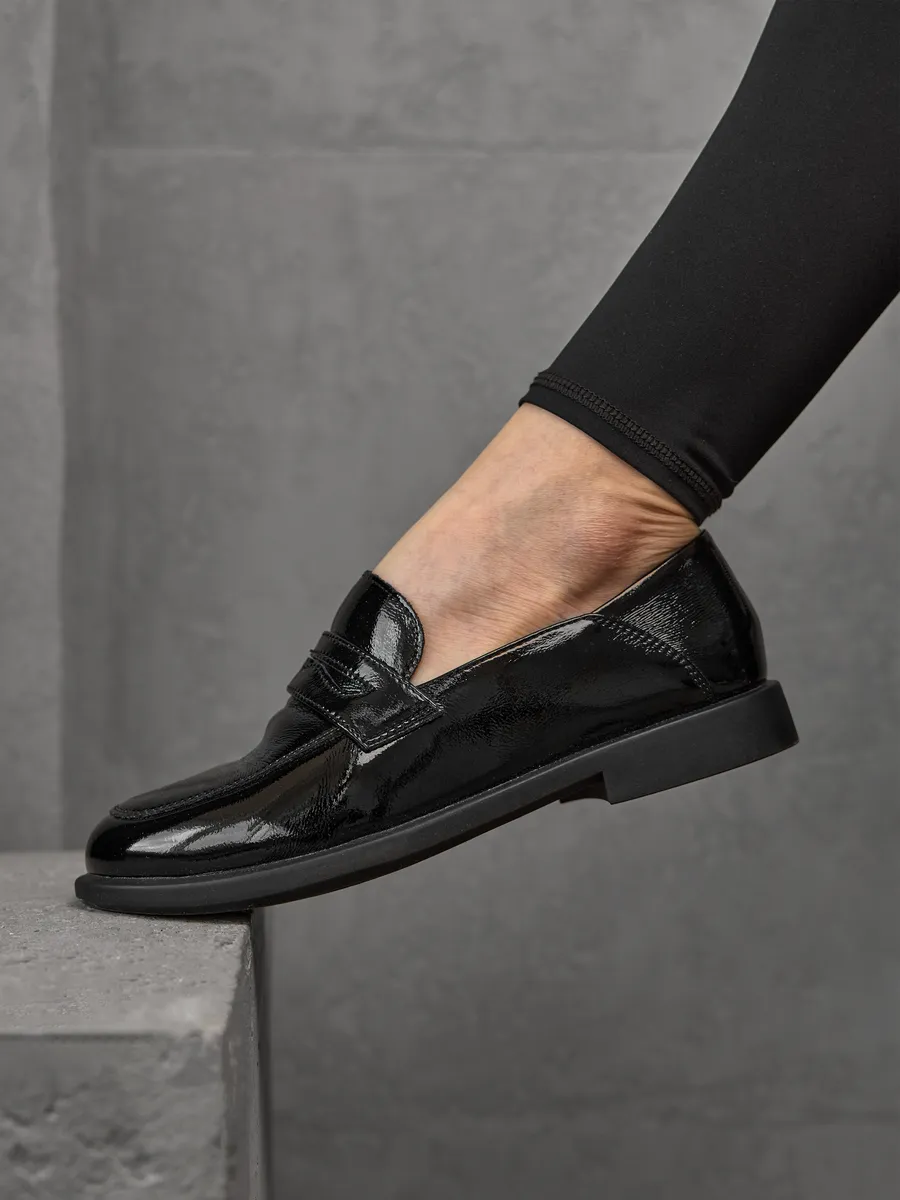 Туфли на низком каблуке кожаные весенние лоферы CV091-010B